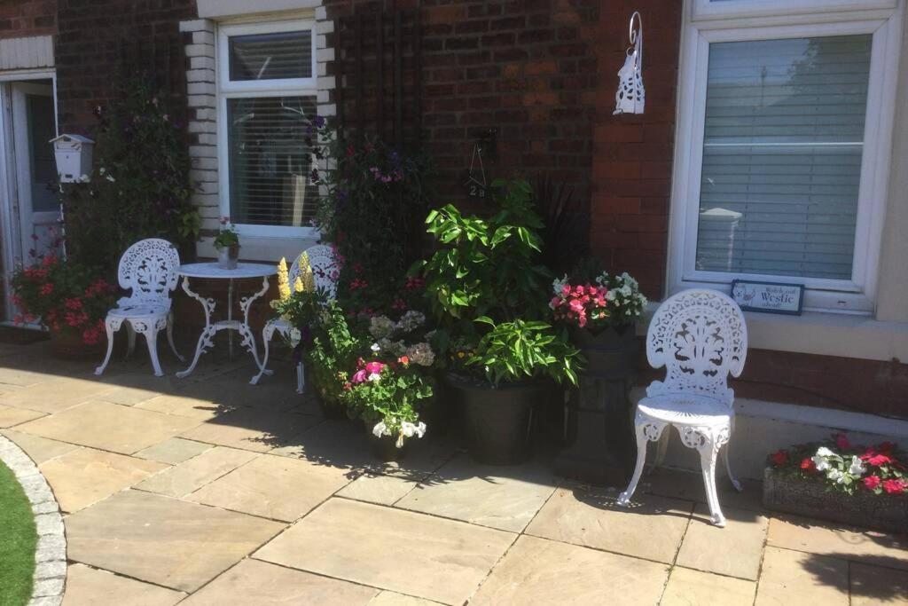 Leafy Lytham: Central Garden Apartment with Pet-Friendly Policy Lytham St Annes Exterior photo